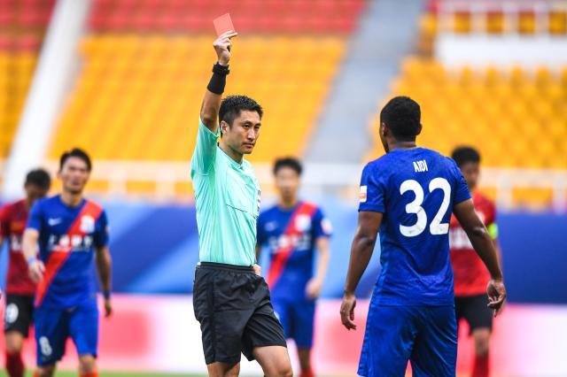 kaiyun-马宁赛季首秀掏5黄2红 取消点球+霸气回应质疑