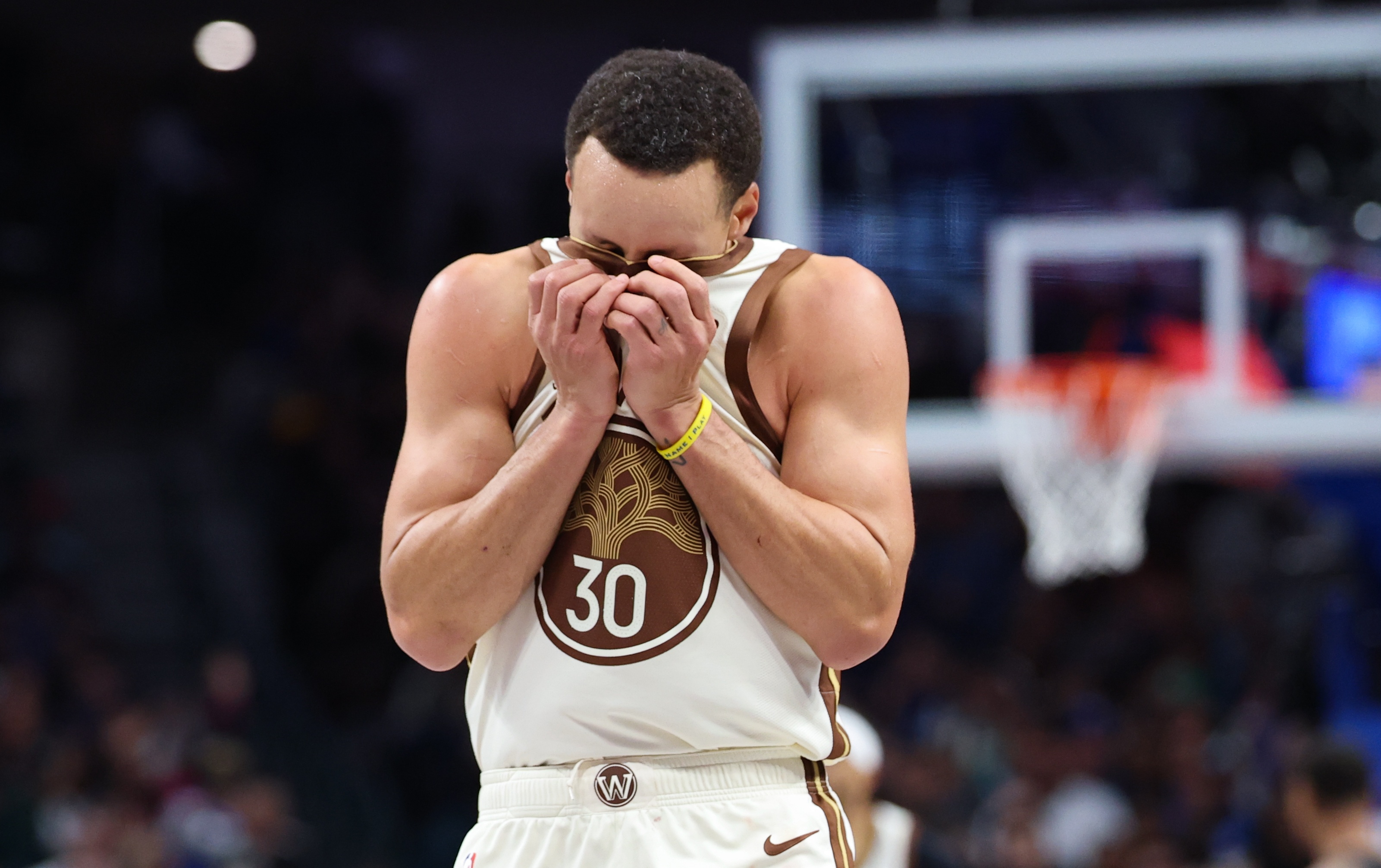 开云官网-库里复出毫无益处！勇士图啥？为首轮游而毁掉抢字母哥的底牌？